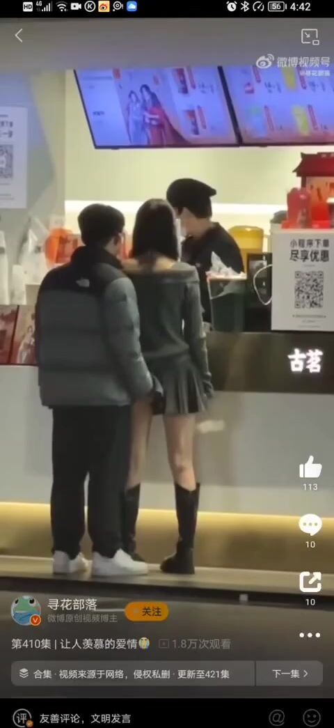 古茗店前情侣，男生直接把手伸进女生裙子里摸，估计是个骚货