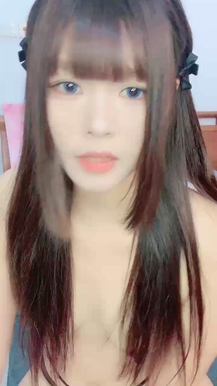 纯欲小奶猫新来的小宝贝，颜值不错白丝诱惑情趣内裤，听狼友指挥抠进骚穴自己舔淫水，样子好骚精彩不要错过