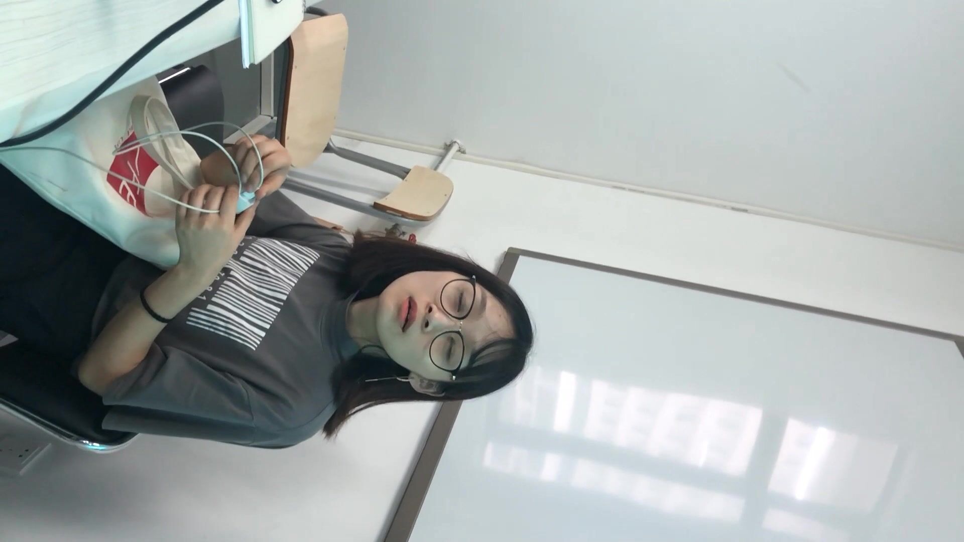 大神潜入大学女厕全景偷拍眼镜学妹的多毛小黑鲍鱼 出来还要跟她聊一会