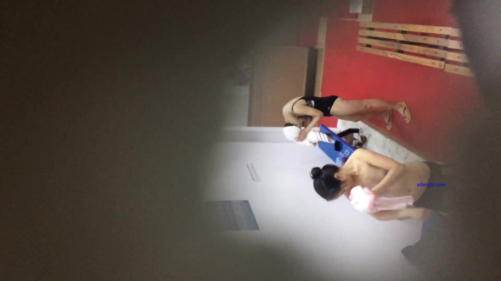 冒死爬墙偷拍 水上乐园刚出来换衣服的小美女