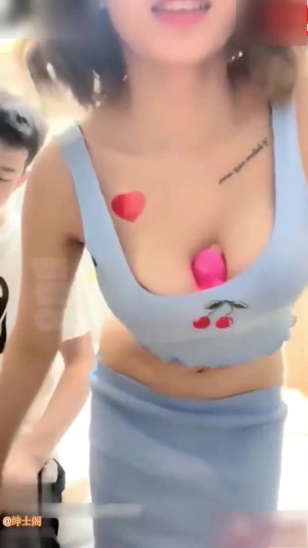 【中文字幕对白精彩】“看这几个小哥哥好帅好想上去搭讪”真实勾引三个处男玩4P，吓软小处男一直在口硬