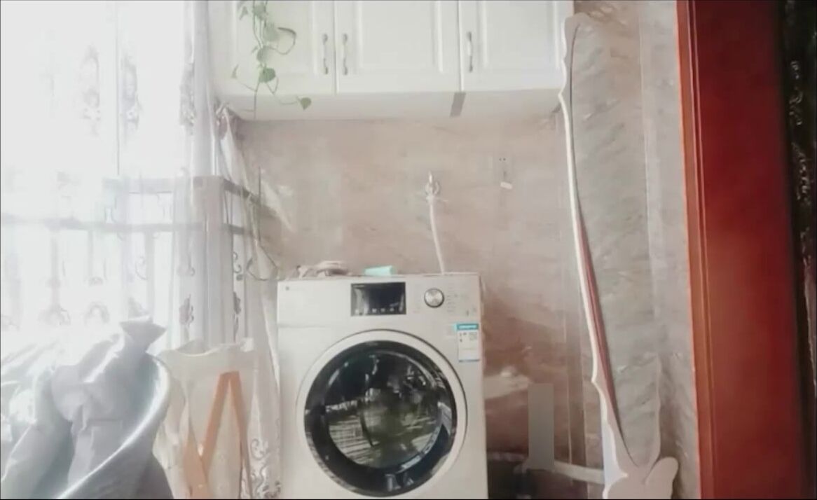 【乱伦家庭】弟弟游手好闲撞见姐姐穿着性感睡衣心生歹意！强上要操！姐姐强烈反抗