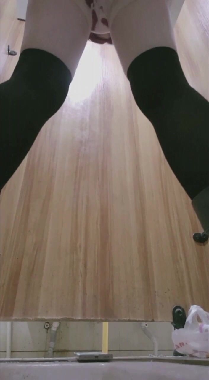 8月新流出 私房大神极品收藏 商场女厕全景后拍系列 红发黑丝小美女的蜜桃靴把内裤都染红了