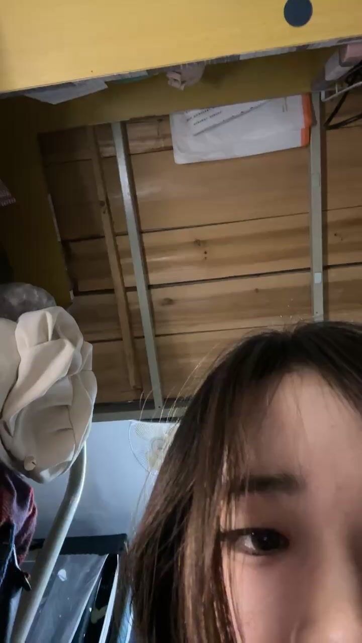 2024年8月，让人眼前一亮的学生妹，【是女大糯糯呀】，在寝室偷偷的直播