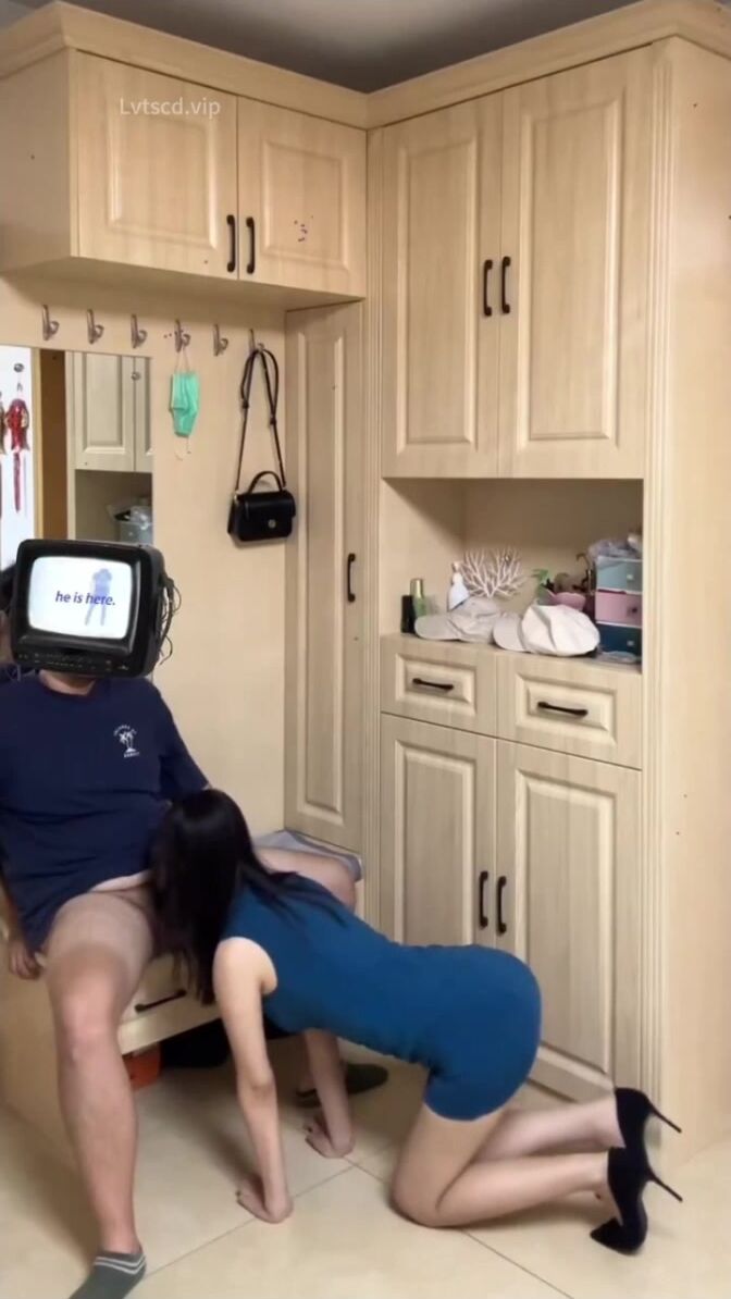 -98年情侣，玩得开，前戏做足后老婆会非常敏感，单男从后面抱住她这样舔，给她舔的腿软