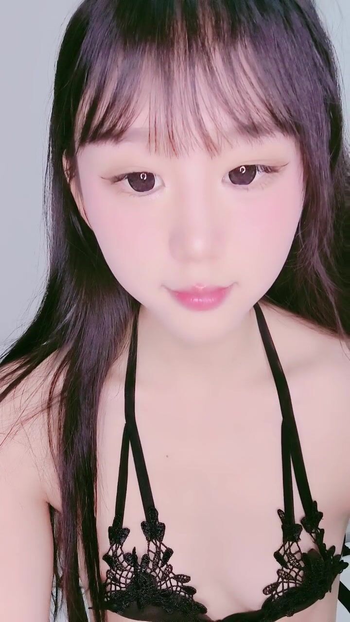 很可爱的骚妹子，全程露脸穿着性感的情趣内衣诱惑大秀直播，跟狼友互动撩骚听指挥，道具抽插骚穴浪叫呻吟