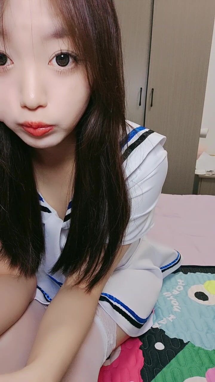 纯欲系尤物美少女，外表清纯文静，干净无毛特写美穴，超粉水嫩多汁，怼在镜头前自摸，让人欲罢不能