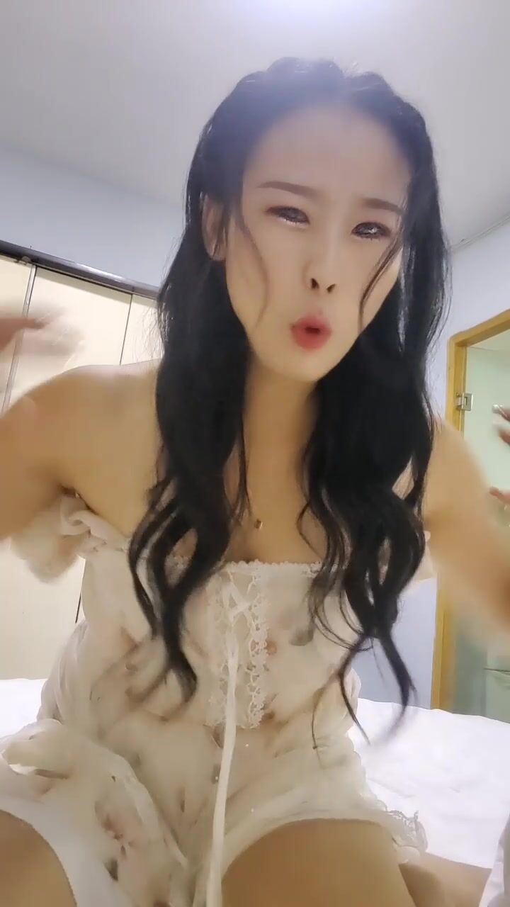 漂亮少妇姐妹花，双飞名场面，约炮激情大战，扒下内裤吸奶足交，一个舔一个吃屌，骑乘位自己动