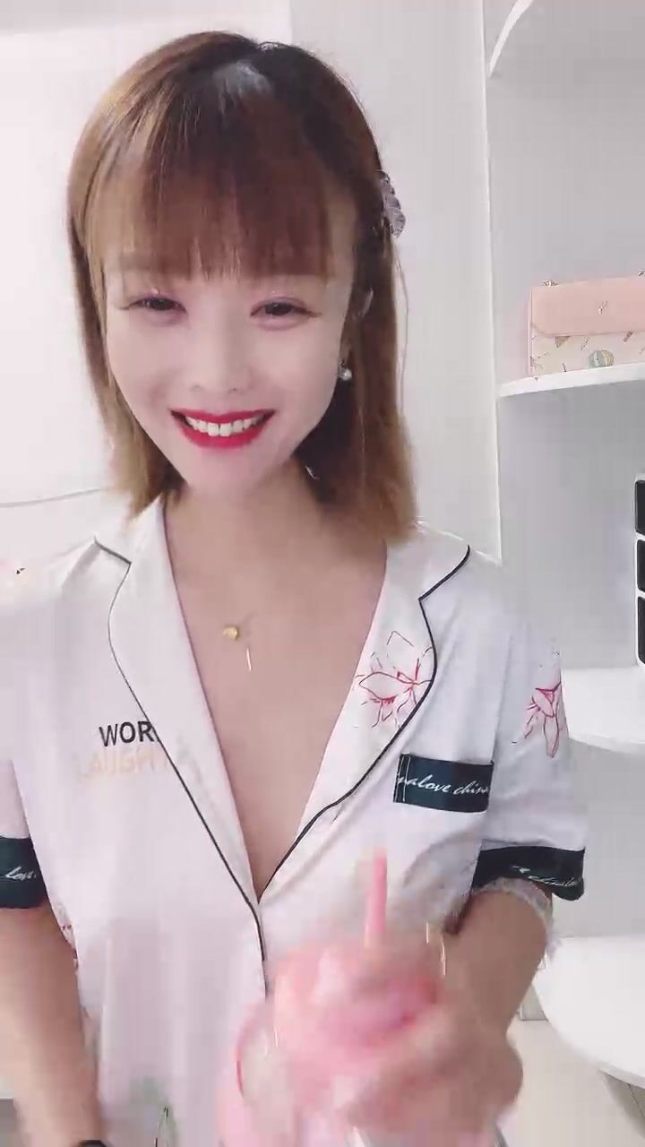 姐姐好骚全程露脸，脱掉睡衣穿上情趣内衣诱惑狼友，淫声荡语不断撩骚，洗澡诱惑，跳蛋玩弄骚穴淫水泛滥刺激