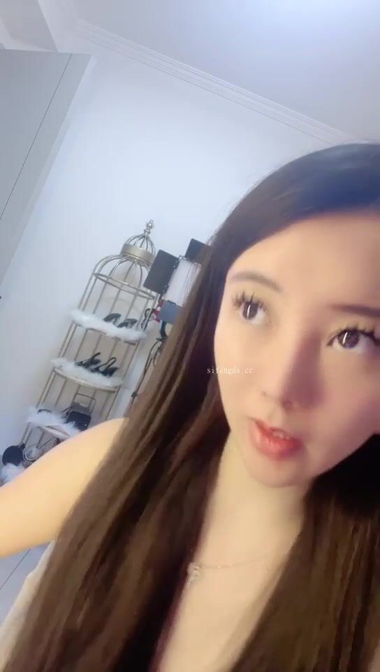 顶级绿播女神复出不愧是学过舞蹈的，跳起骚舞来，赏心悦目 明星级别的颜值好美！