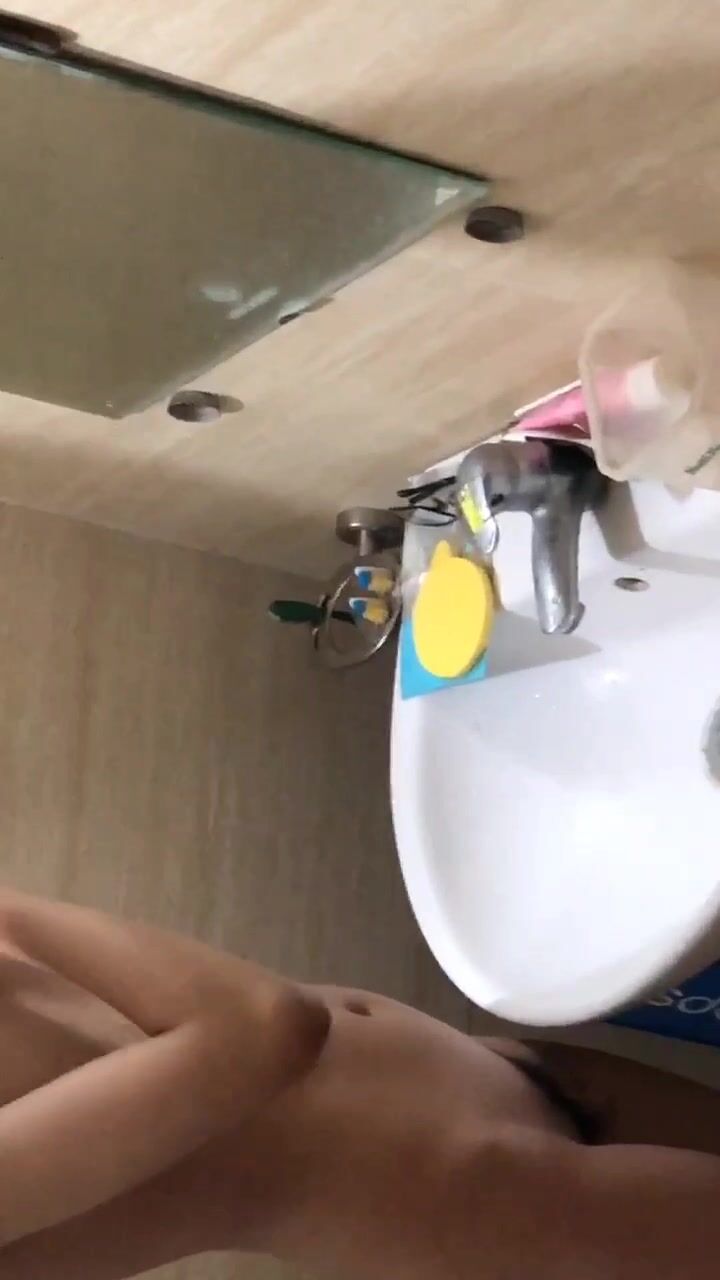 放暑假回老家爬气窗 偷拍白白嫩嫩的表妹洗澡