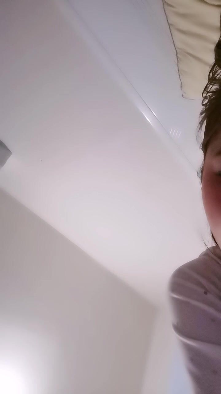 纯情女大学生深夜都要睡觉了还要给狼友看一下，乖巧听话全程露脸漏出奶子和逼逼，揉捏骚奶展示流水的一线逼