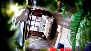 酒店偷拍稀有绿叶豪华套房 半夜开房的年轻男女模特身材美女没几下就把男的给搞射了