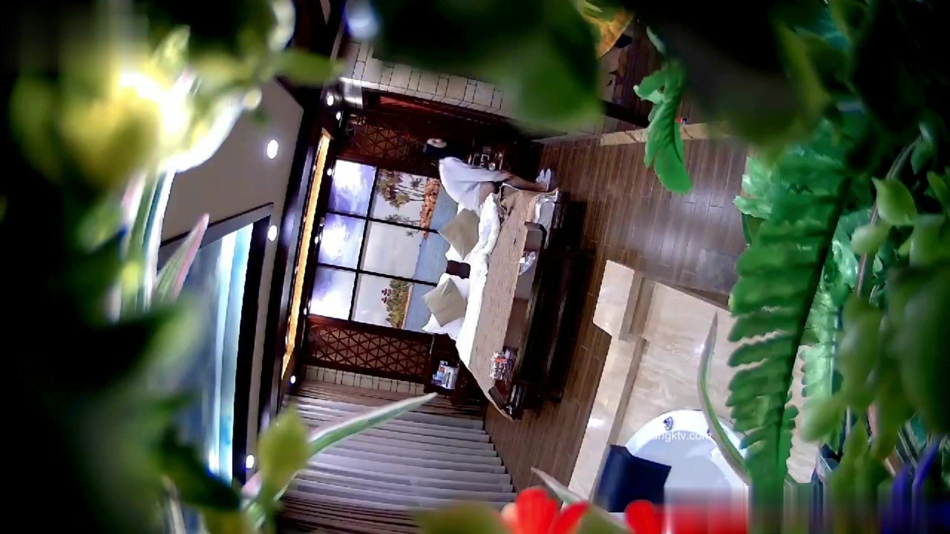 酒店偷拍稀有绿叶豪华套房 半夜开房的年轻男女模特身材美女没几下就把男的给搞射了