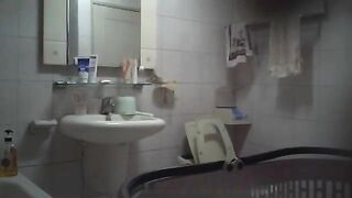 邪恶的房东暗藏摄像头偷拍 身材不错的美女洗澡