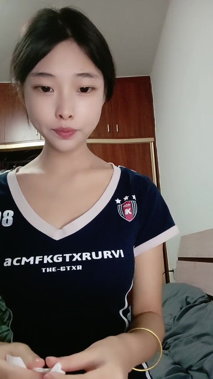 极品大学生白丝露脸激情大秀，在狼友的调教下脱光光展示，揉奶玩逼看特写，完美好身材淫声荡语精彩又刺激