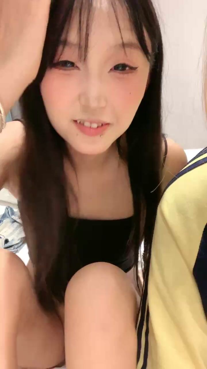 金发花臂唇钉妹妹，和闺蜜一起诱惑，脱衣热舞，一线天馒头肥B，翘起双腿看穴，道具抽插自慰