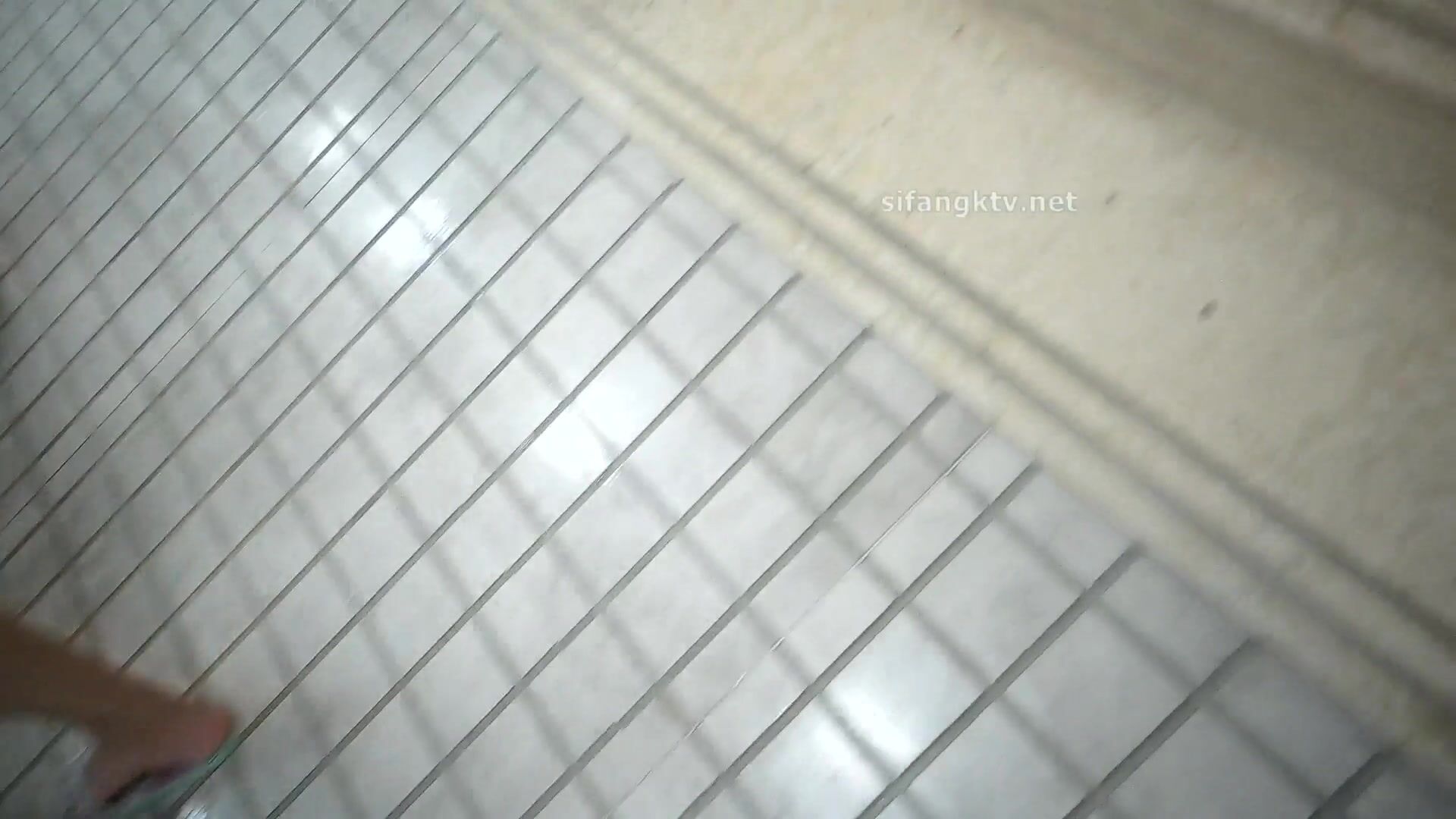 高档会所内部员工偷拍 多位白白嫩嫩的少妇洗澡换衣服