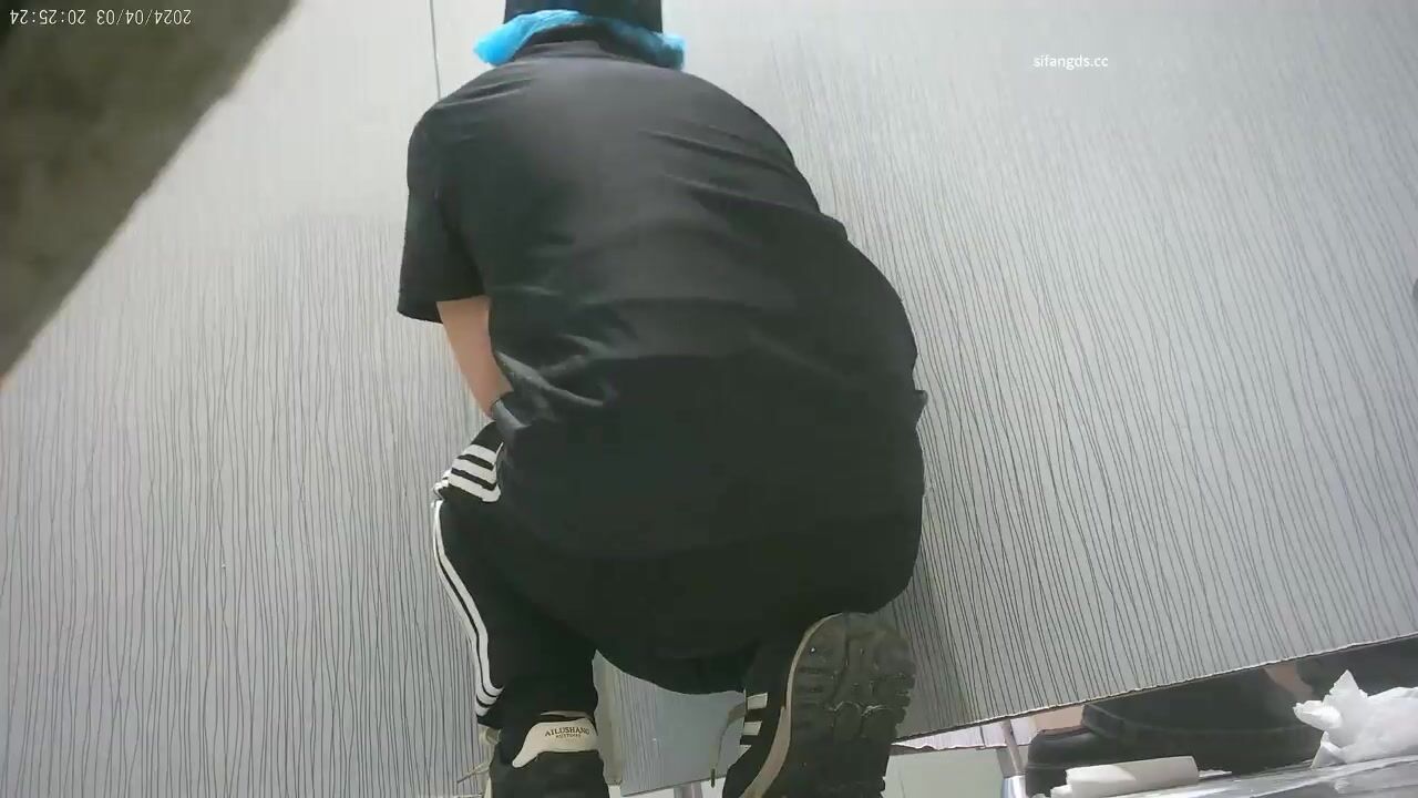 8月新流出 厕拍大神潜入商场隔板女厕侧拍卖场服务员和顾客尿尿通话中美女侧着逼对着镜头