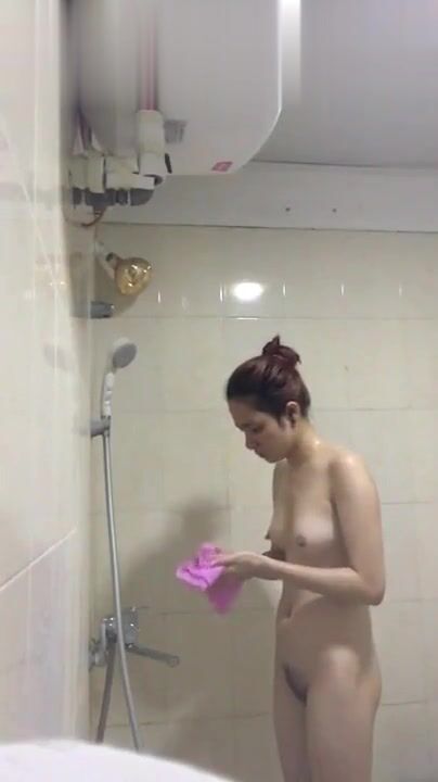 邪恶的房东暗藏摄像头偷拍 身材不错的少妇洗澡