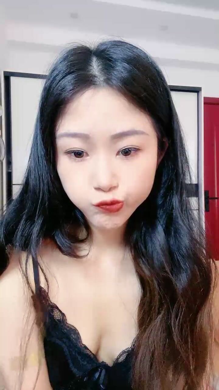 -颜值不错的小少妇穿着性感的睡衣跟狼友骚，全程露脸乖巧听话脱光光，揉奶玩逼看特写展示，精彩刺激不要错过