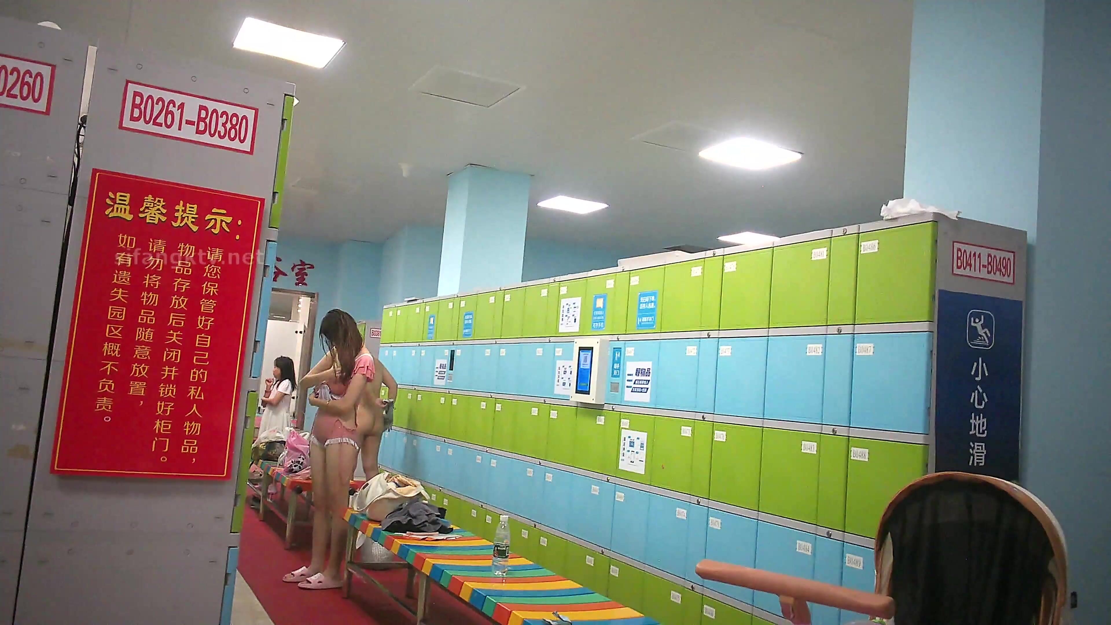 游泳馆女宾换衣间内部真实曝光，超高颜值美少女身材真好