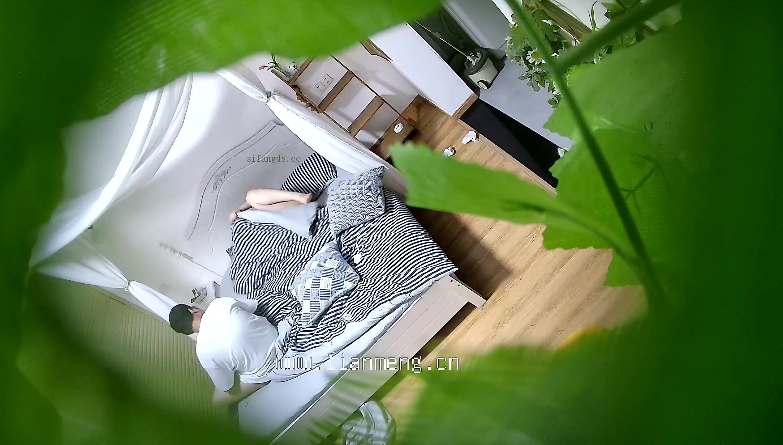 2024.8.27，【酒店偷拍】，偷情男女的激情一刻，中年人妻欲望强，大哥能力不够按摩棒来凑