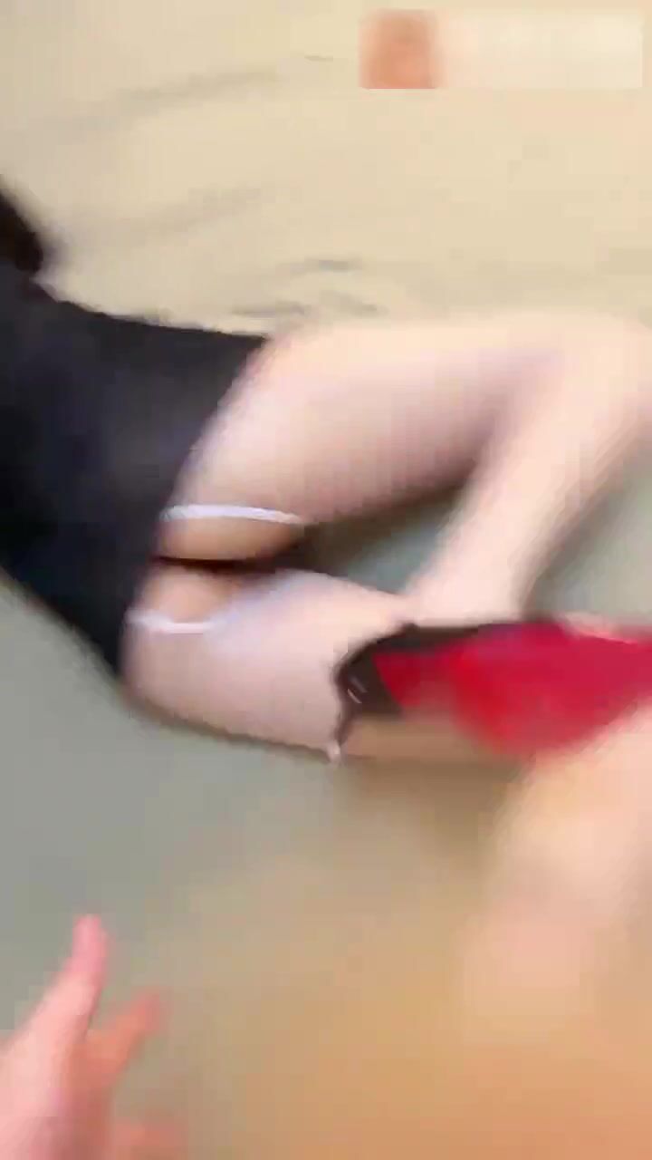 极品美腿小骚货楼道厕所操逼！扶着楼梯翘臀后入，跪在马桶上爆操，开档丝袜无毛内射