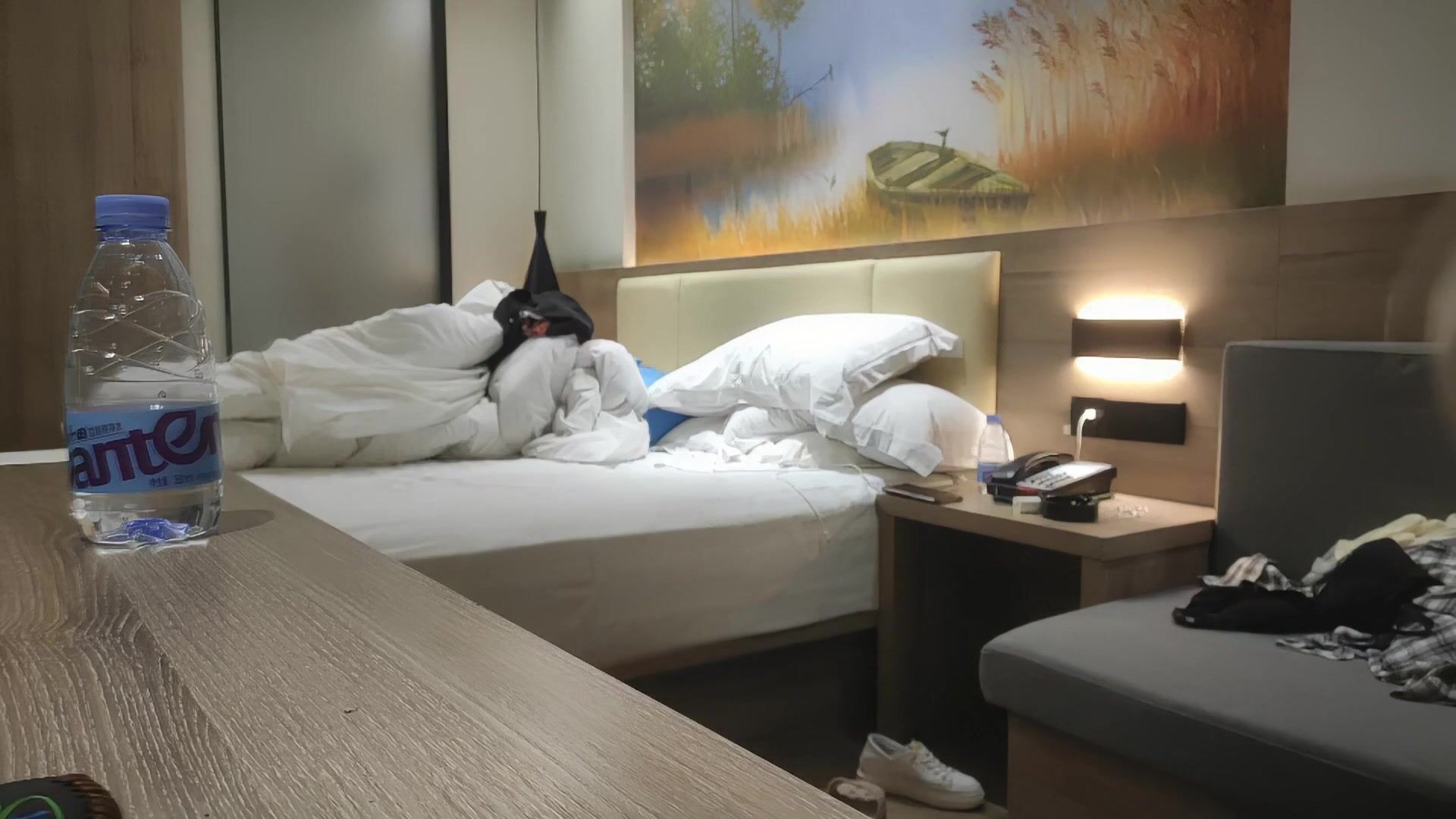 漂亮少妇 受不了了宝贝痒死我了 身材娇小皮肤白皙 受不了先在沙发来一炮 推胸舔菊花服务完吹硬再来一发