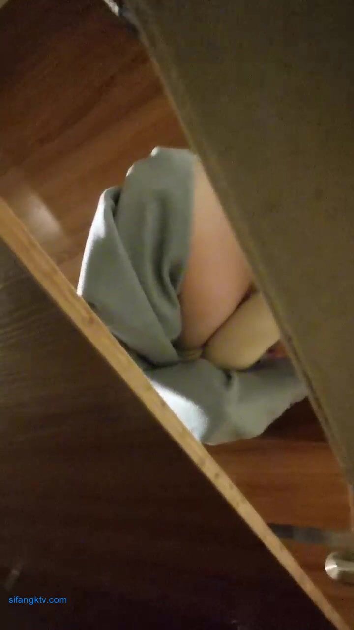 厕拍达人流窜到办公大厦，连续偸拍超多小姐姐方便，镜头贴逼拍