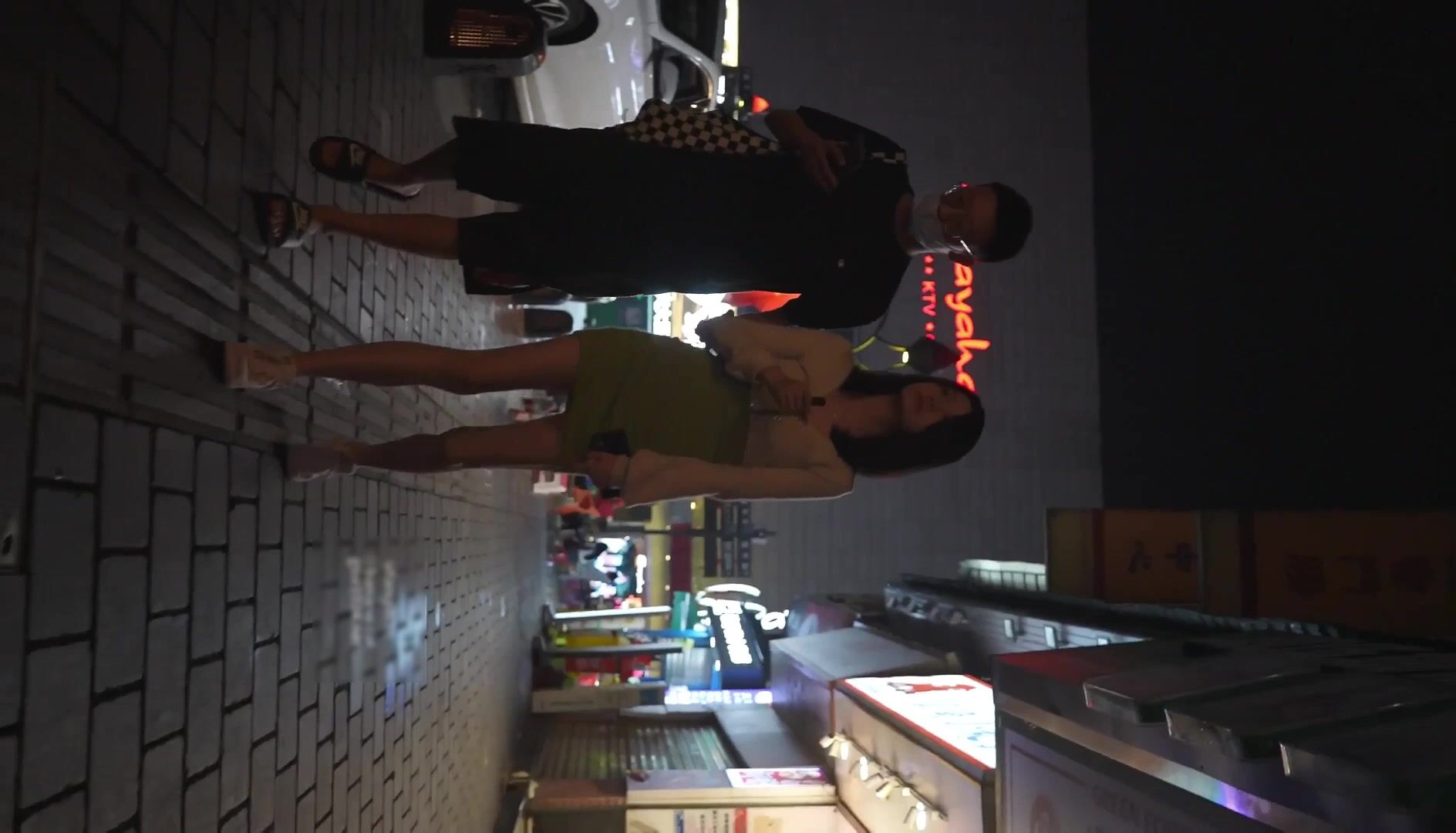 步行街两次偶遇同一位高冷美女 第一次穿着浅绿色包臀裙极品美腿配白内正面透明露黑色