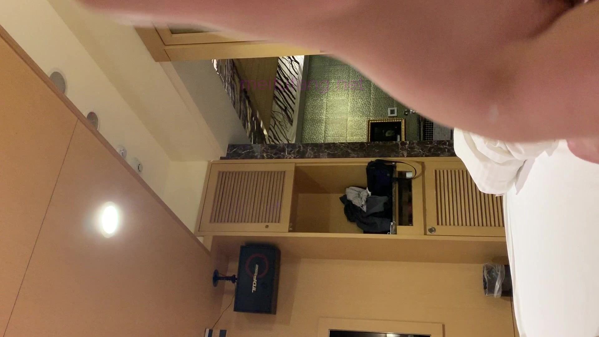 2048.cc-《百度云泄密》可爱俏皮的美女高中生和男友酒店开房啪啪 小嫩B被干流血了