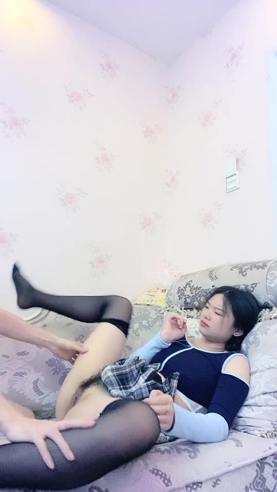 “爸爸，你好大啊，顶到底了”对白淫荡⚫️土豪高价定制，小情侣开房露脸性爱边拍边做，小嫩妹奶大叫声让人受不了