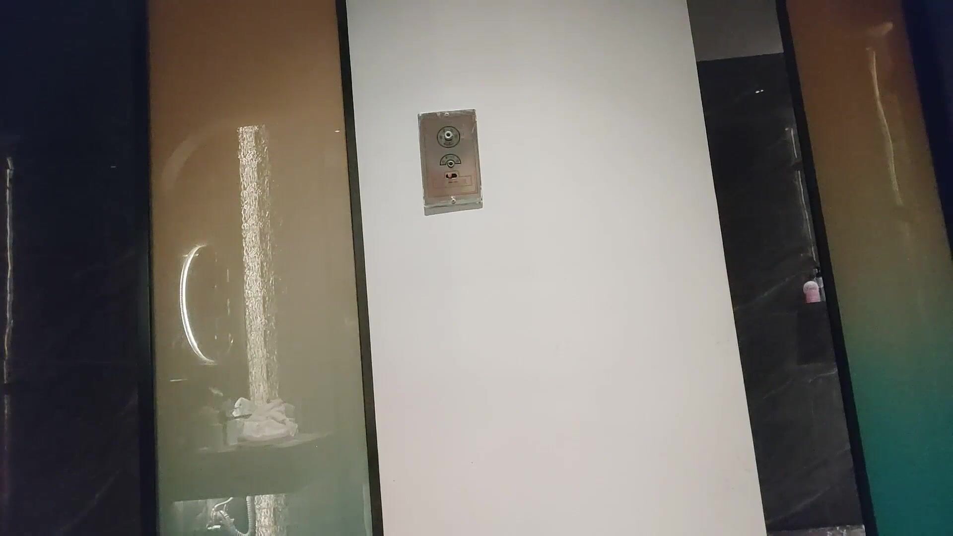 高档洗浴中心内部员工偷拍 多位白白嫩嫩的美女洗澡换衣服