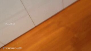 潜入大学校园，女厕全景偸拍，课间络绎不绝的学生妹方便，浑圆的大美臀