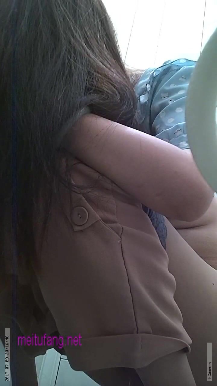 商场女厕全景偷拍长发小姐姐嘘嘘 擦B擦的可仔细了掰开来慢慢擦