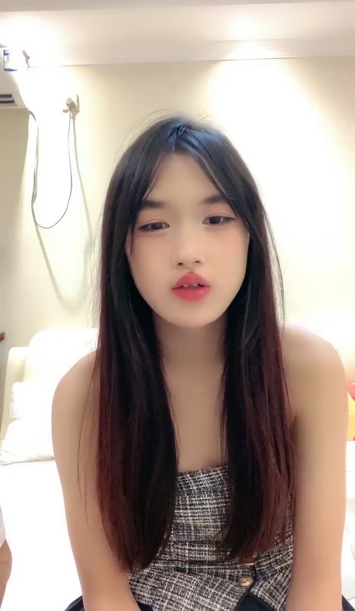 渣女小太妹跟小哥酒店开房啪啪，全程露脸被小哥压在身下暴力抽插，无套激情上位猛干，浪叫呻吟不断精彩刺激