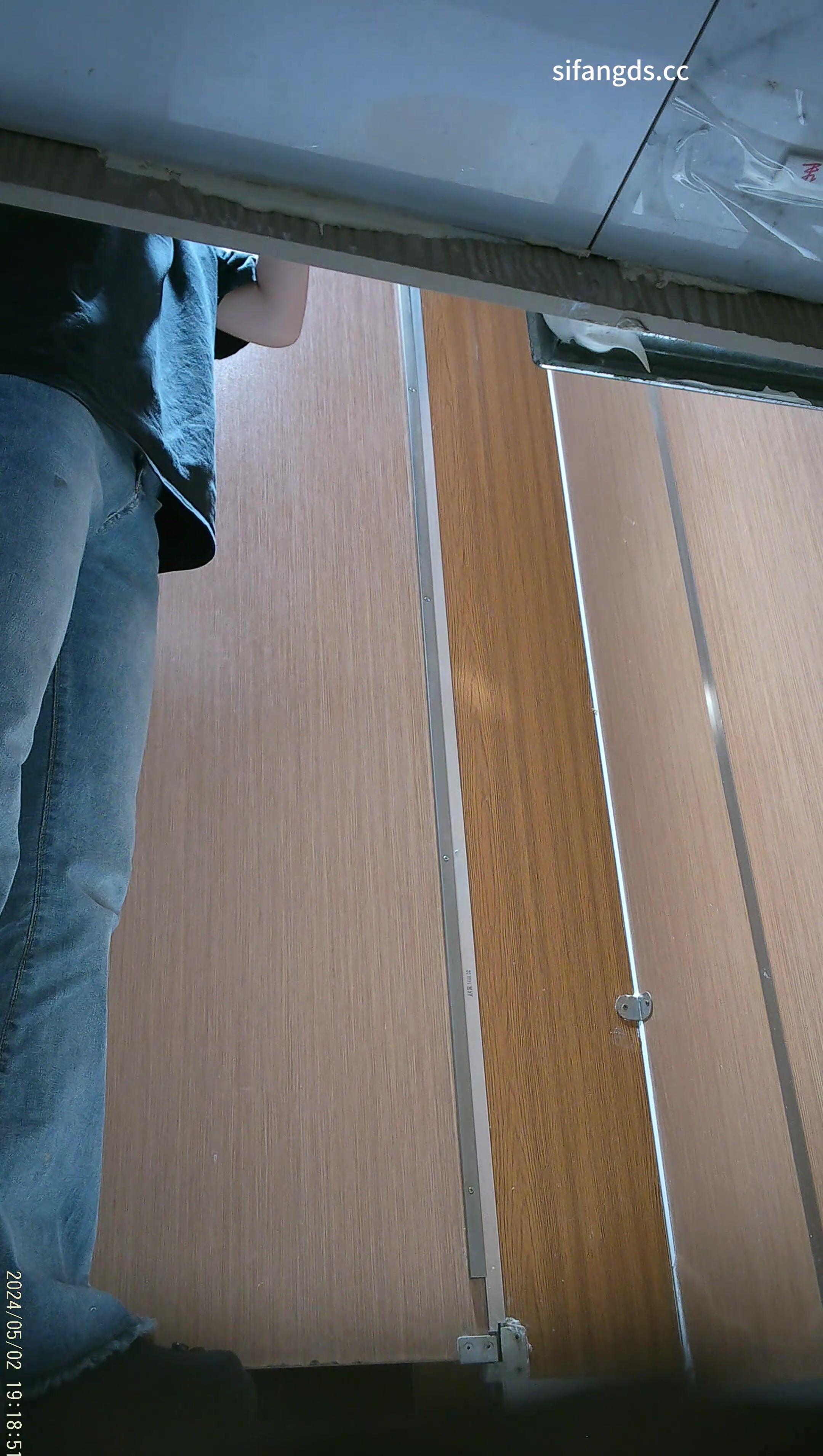 -电报收费裙最新流出餐厅女厕高清偷拍 样子清纯妙龄美少女吃饭被领导灌酒喷泉呕吐尿尿