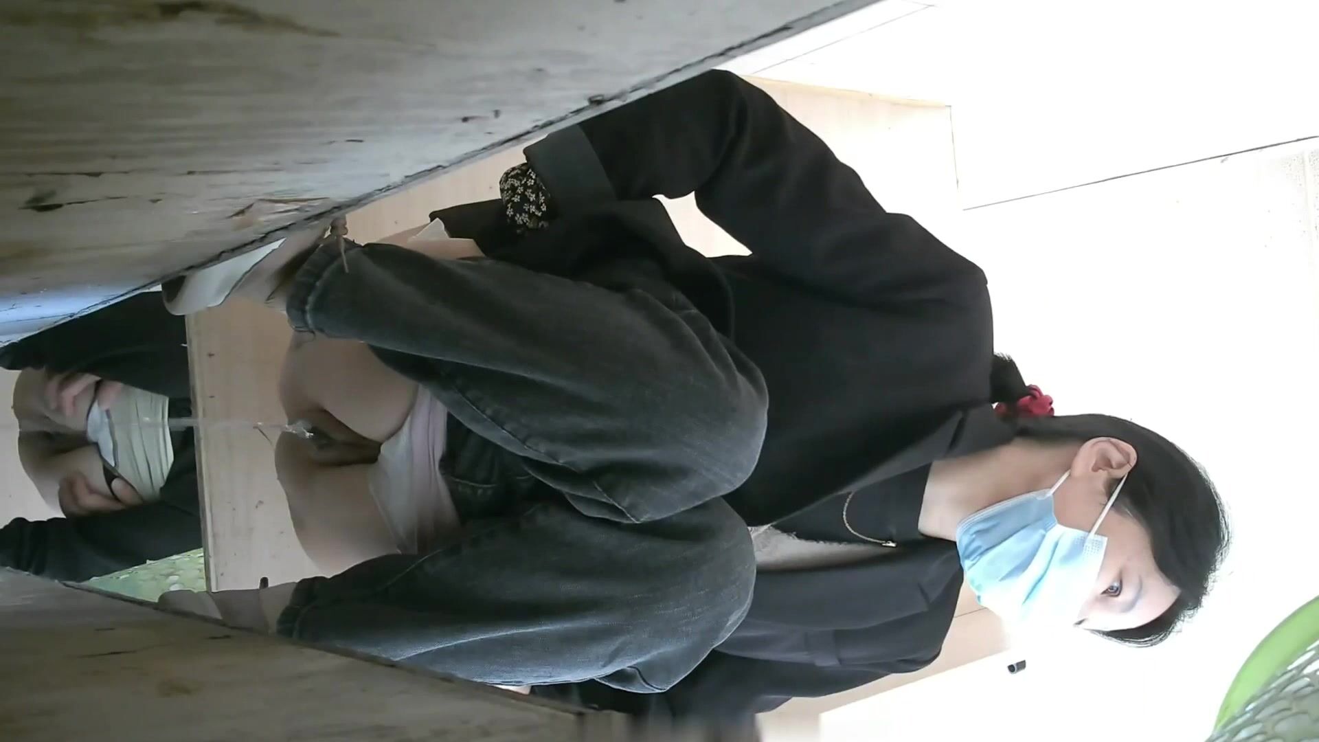 纸箱厂沟厕偷窥美女员工嘘嘘 换位蹲无毛光板白虎逼