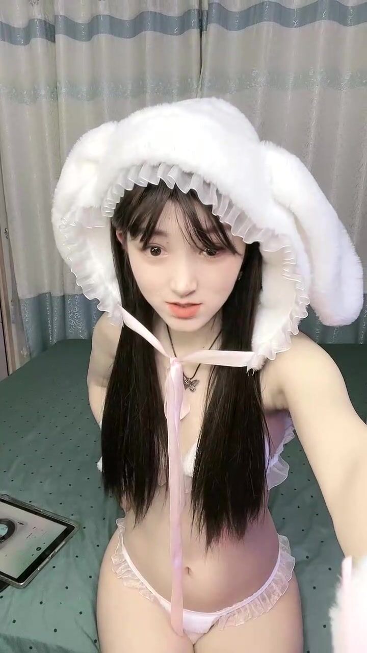 极品反差婊 极品卡哇伊嫩妹，肤白貌美气质佳，粉嫩小逼逼犹如水蜜桃，被炮友无套艹了，羡慕