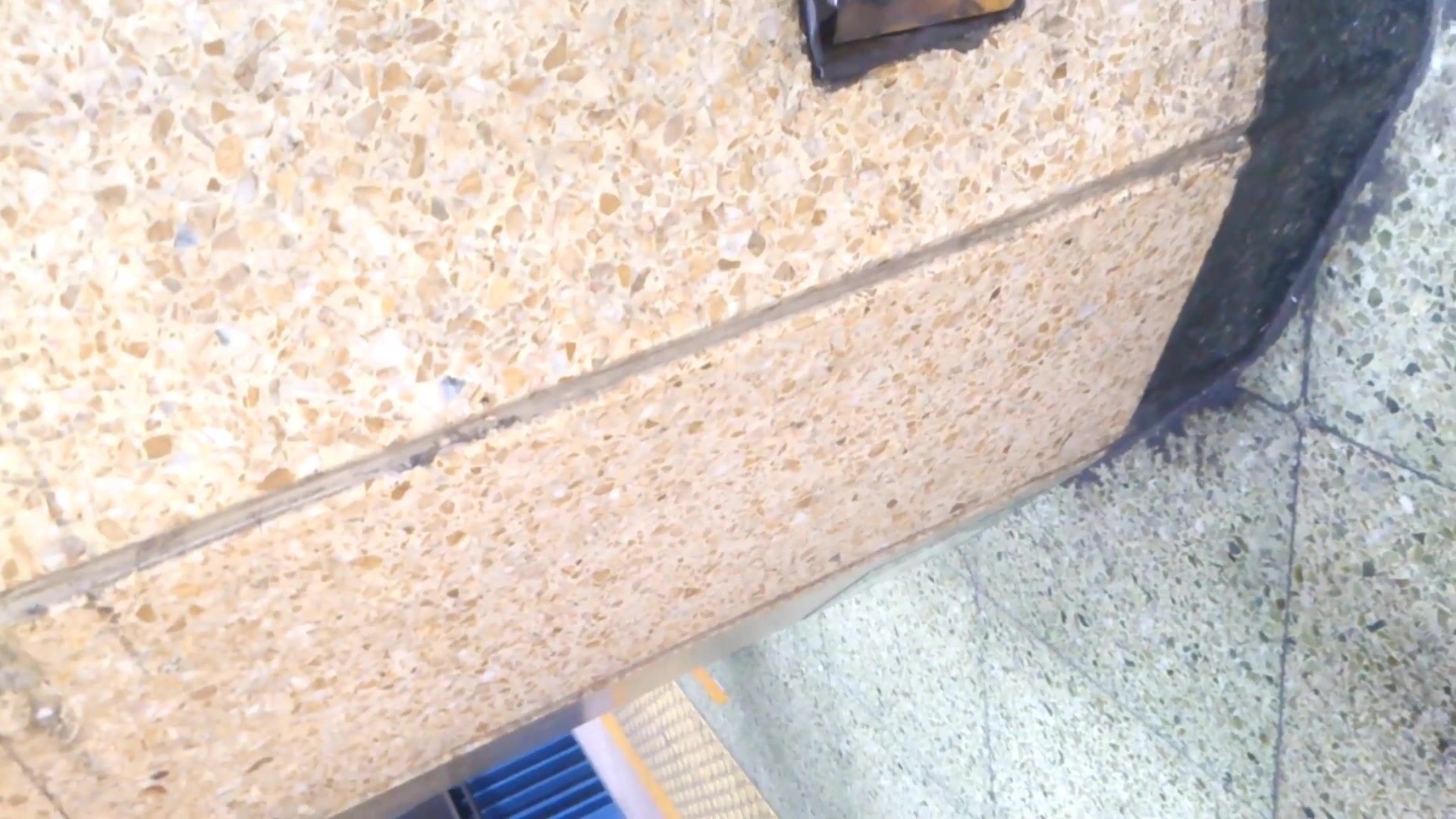 商场地铁站一路跟踪抄底多位美女❤️还有几位不穿内裤的小姐姐