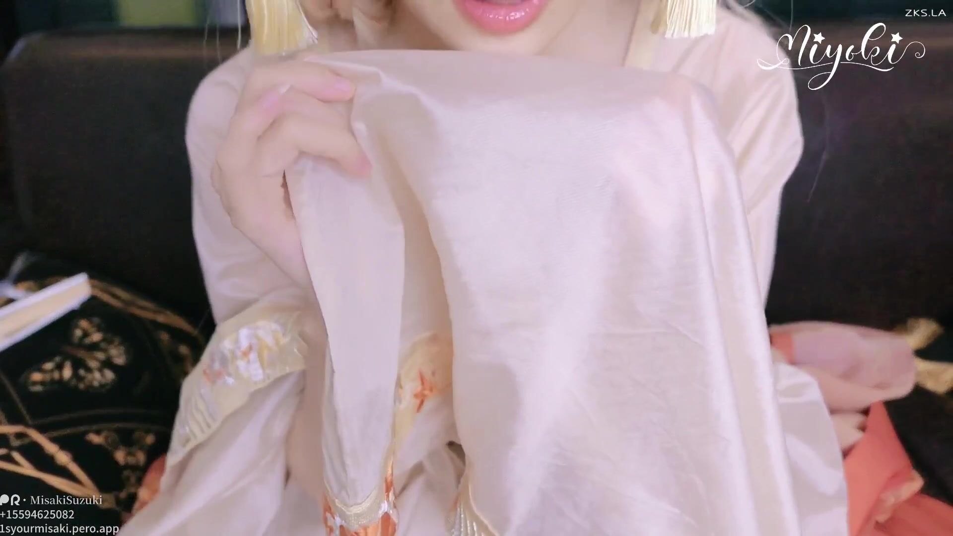 2048.cc-可盐可甜，大奶网红，百变COSER美少女【铃木美咲】作品，枫·落，疯狂自抠白浆直流.mp4