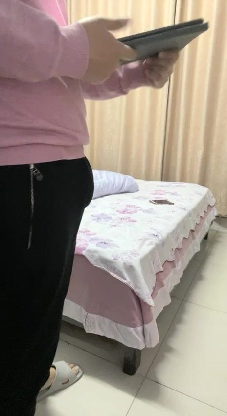 【剧情演绎】弟媳乱伦 嫂子太骚了偷偷紫薇，小叔子急不可耐冲进去半推半就强上嫂子！