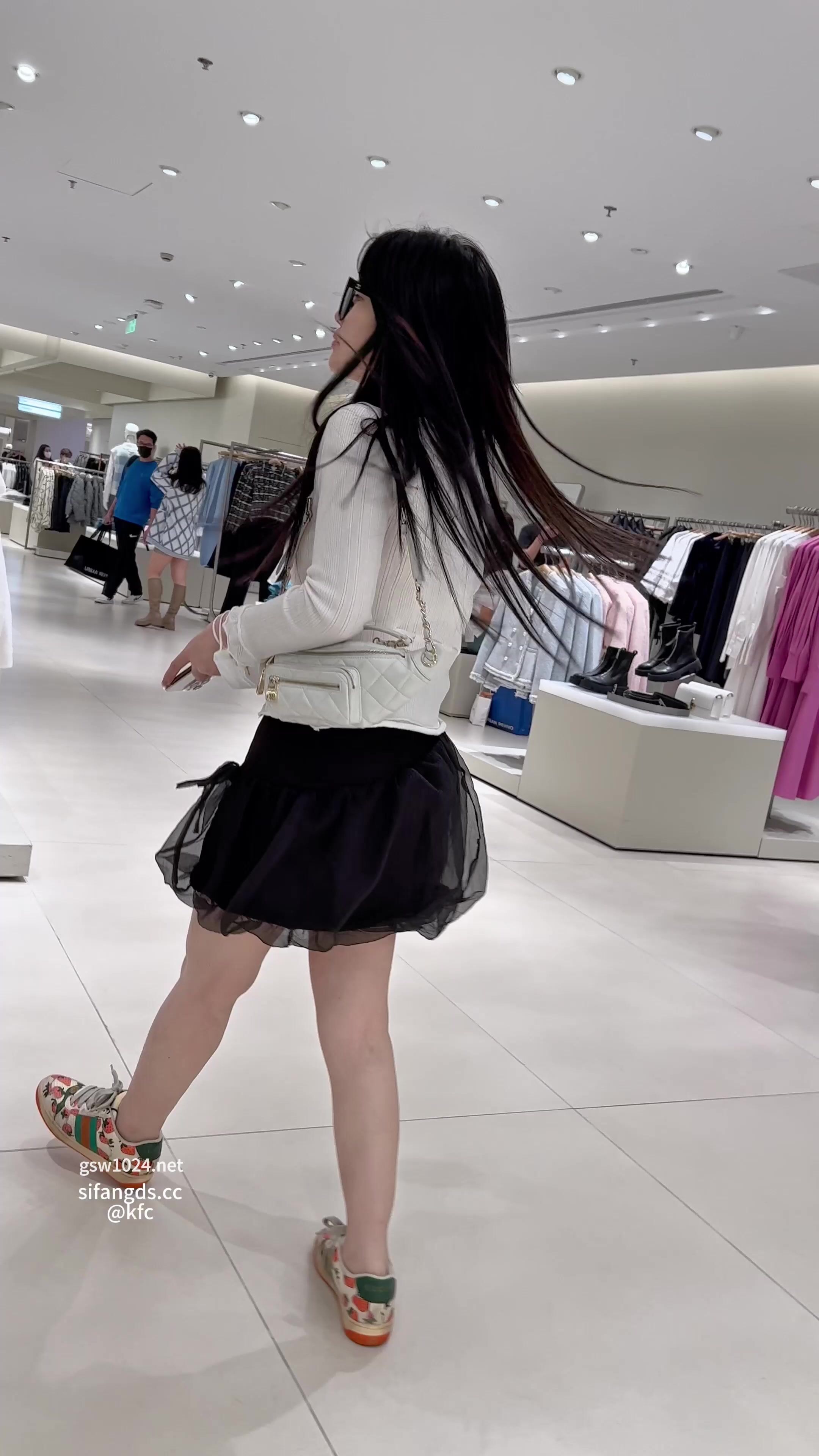 大卖场一路抄底两位大长腿美女 角度超牛B怼着屁股拍