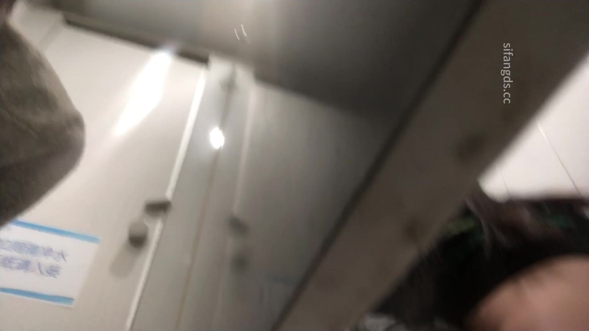 -9月最新流出 精品手持厕拍 牛逼大神潜入师范学院女厕超近距离抄底拍逼宛如用放大镜看逼和菊花