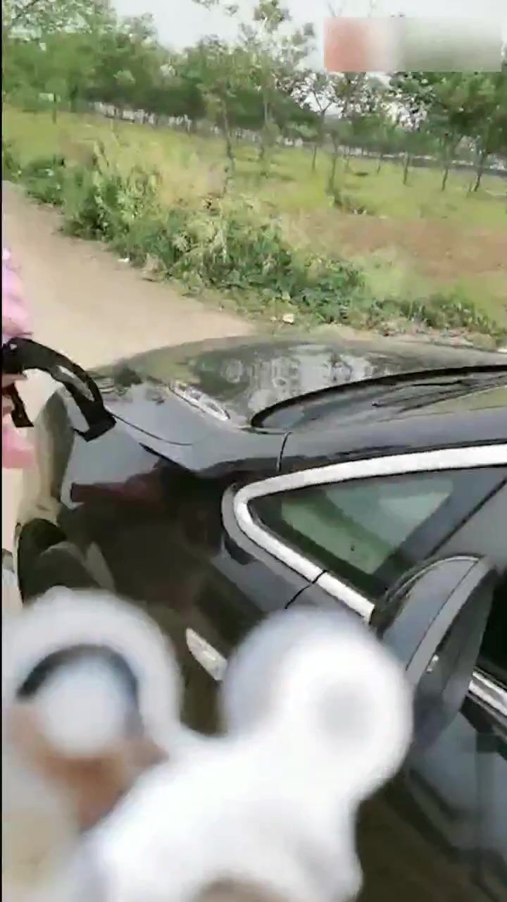 母子乱伦！淫荡母亲户外狂舔儿子鸡巴，车上教他怎么交女友操逼，孝子狂草风骚母亲