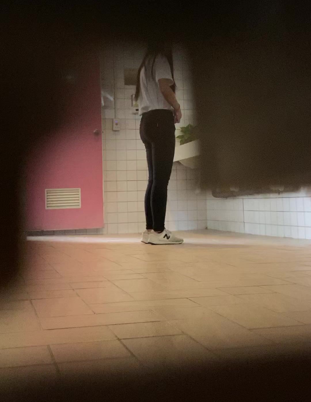 -大学女厕全景偷拍多位漂亮小姐姐嘘嘘 还有一位女神级的校花鲍鱼非常嫩