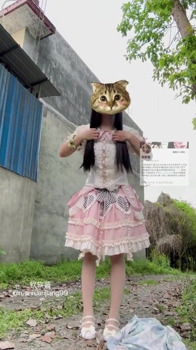 到处尿尿的清纯小萝莉『软软酱』湿地公园 马路旁 小狗喷水雾化惹～拍完才知道后面有人 尴尬死了