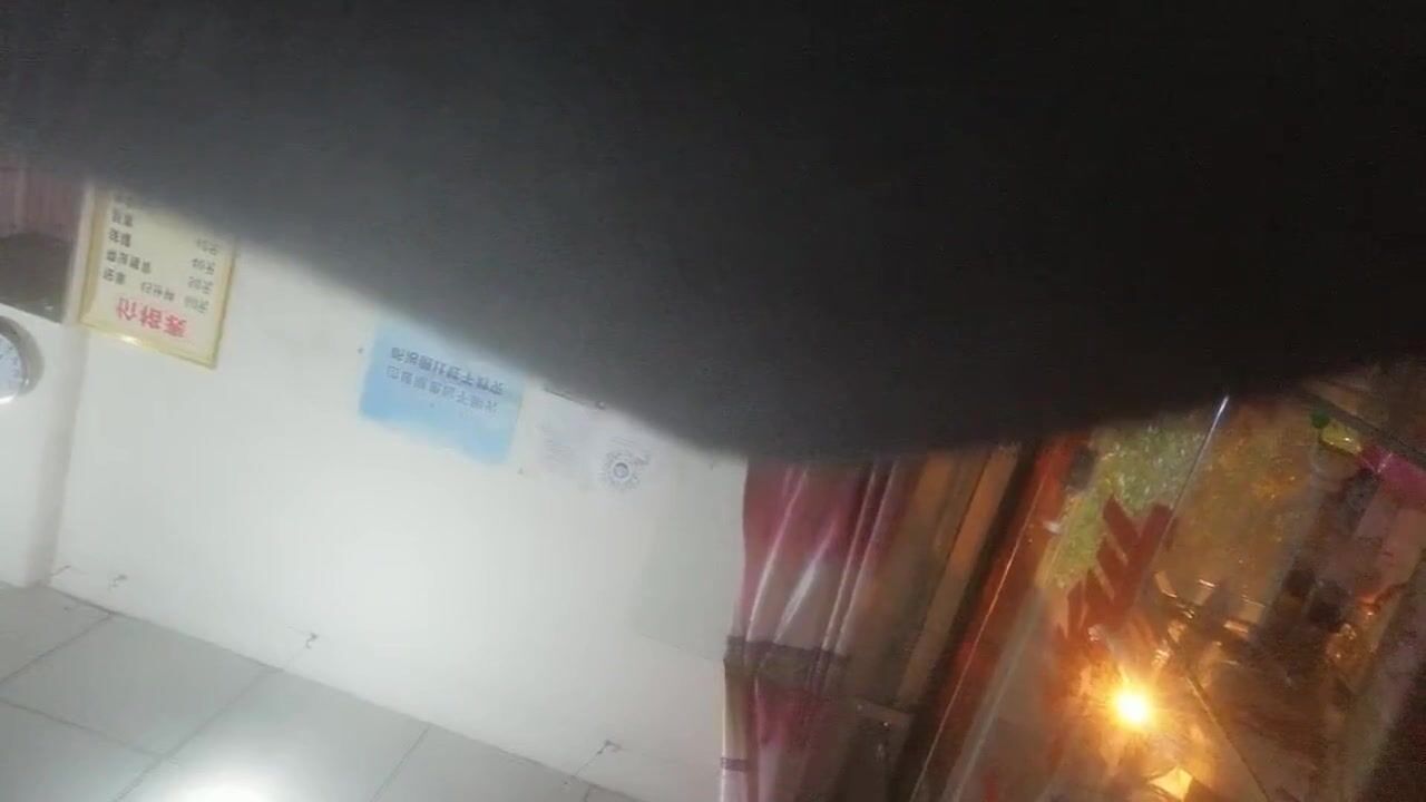 漂亮轻熟女 关起 怕啥被谁看见 快过来干逼逼 身材苗条 手机打着灯操逼 貌似老熟人被无套输出 内射