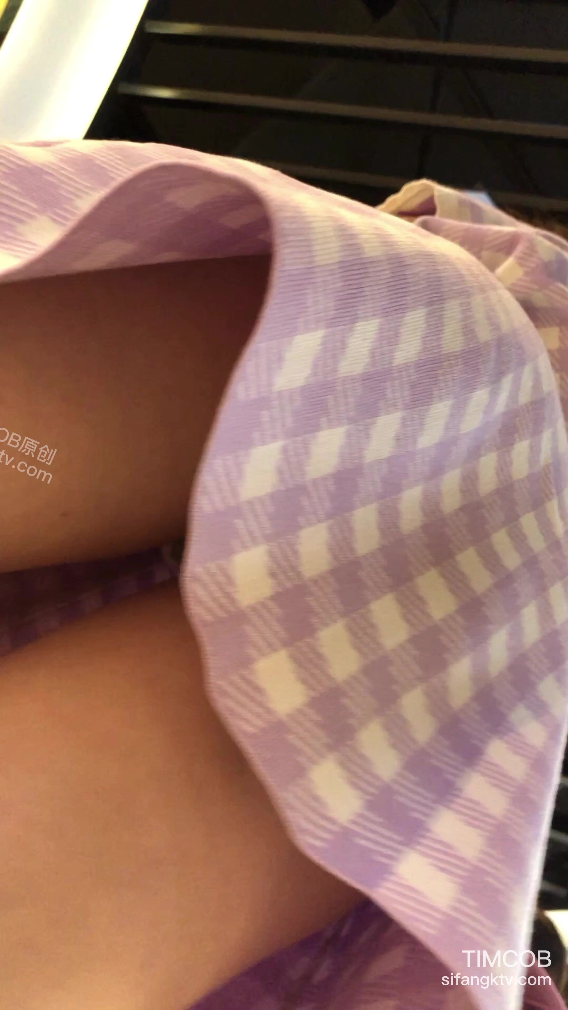 技术型大神，商场尾随方格裙美女极限抄底，小姐姐属于反差闷骚型，透明内裤阴毛清晰可见